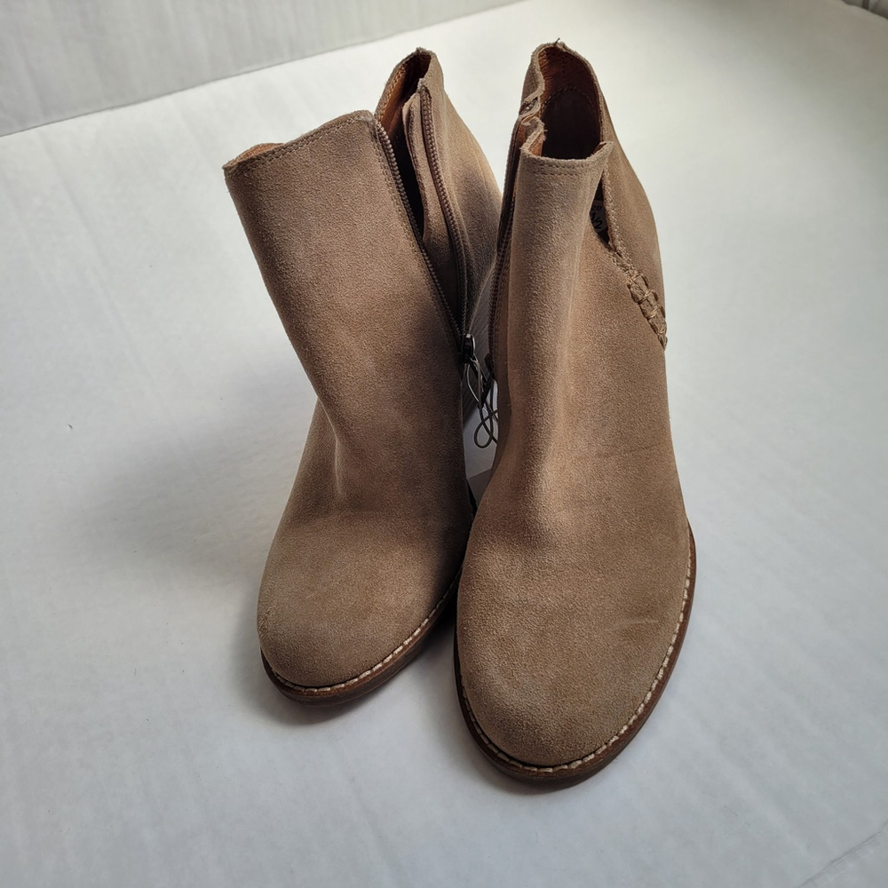 NWOB Lucky Brand Yimme Suede Ankle Wedge Bootie oatmeal Brown 8.5M/39 - Picture 3 of 8